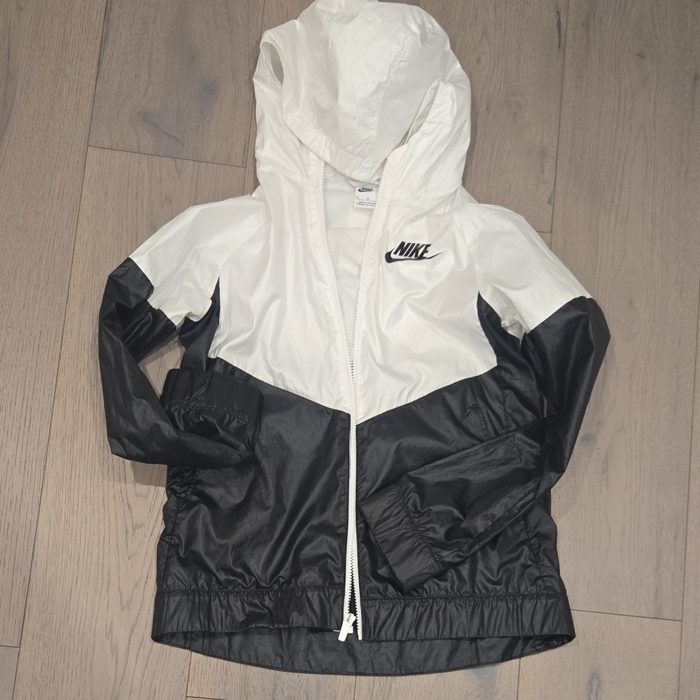 Nike Kids Two-Tone Black and White Light Hooded Jackrt
